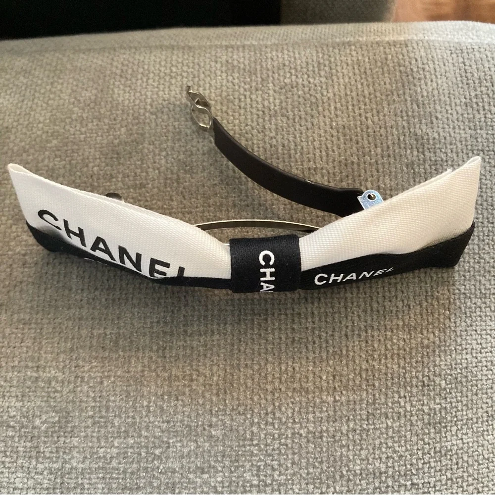 Authentic Chanel Gift Wrapping Ribbon on Barrette - Picture 11 of 16